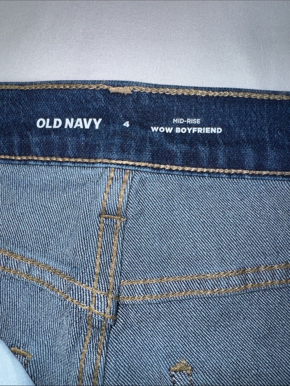 Old Navy Wow Boyfriend Mid-Rise Jeans Women's Size 4 Medium Wash Straight - Picture 2 of 5